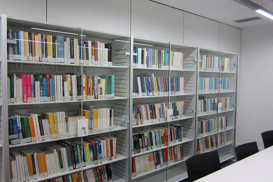 UNED Biblioteca mobiliario
