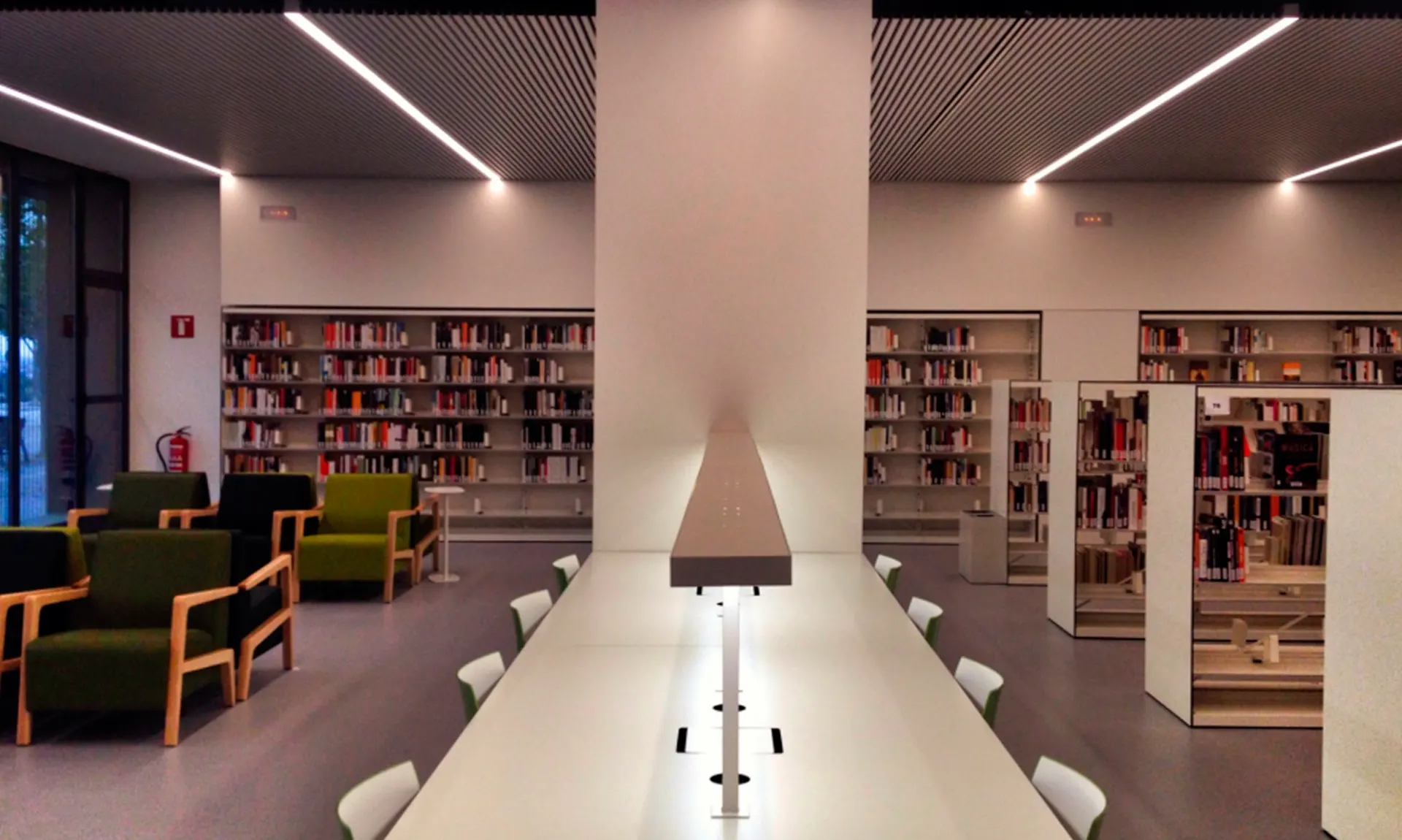 Mesas con iluminación en bibliotecas