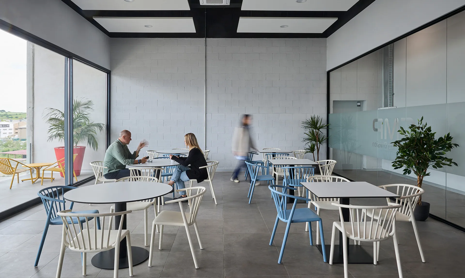 Interiorismo oficinas GMP by Wholecontract