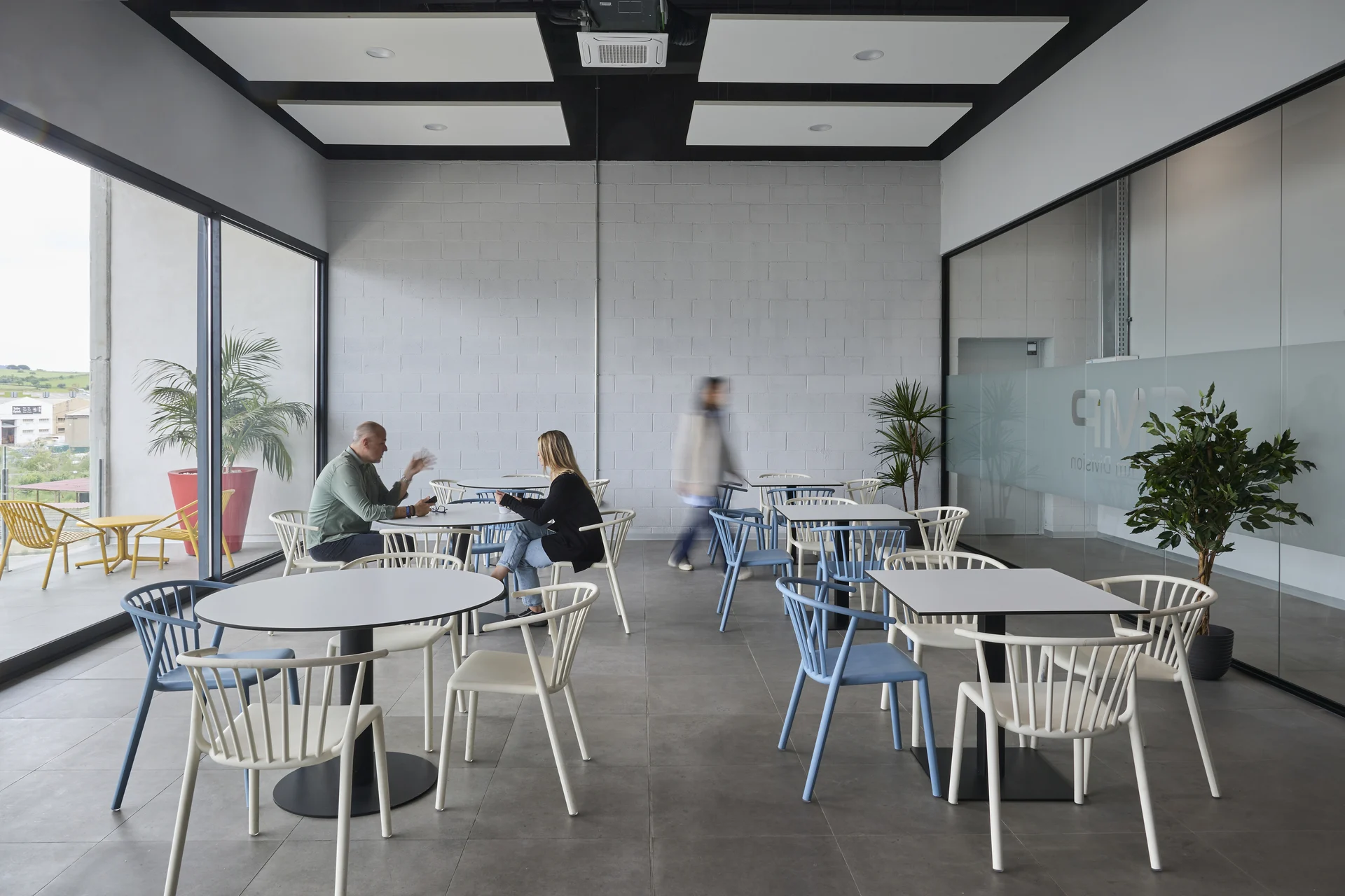 Interiorismo oficinas GMP by Wholecontract