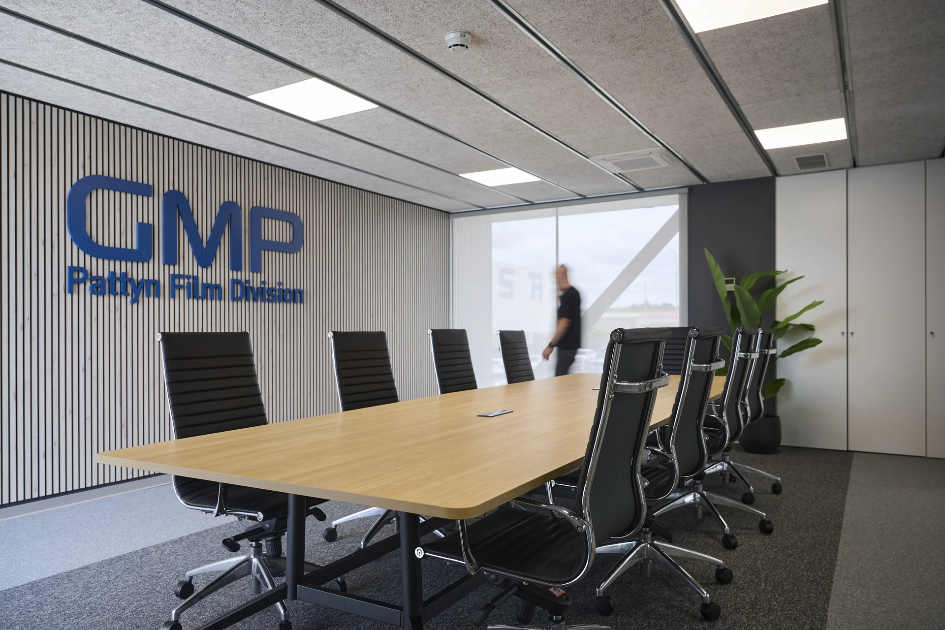 Interiorismo oficinas GMP by Wholecontract