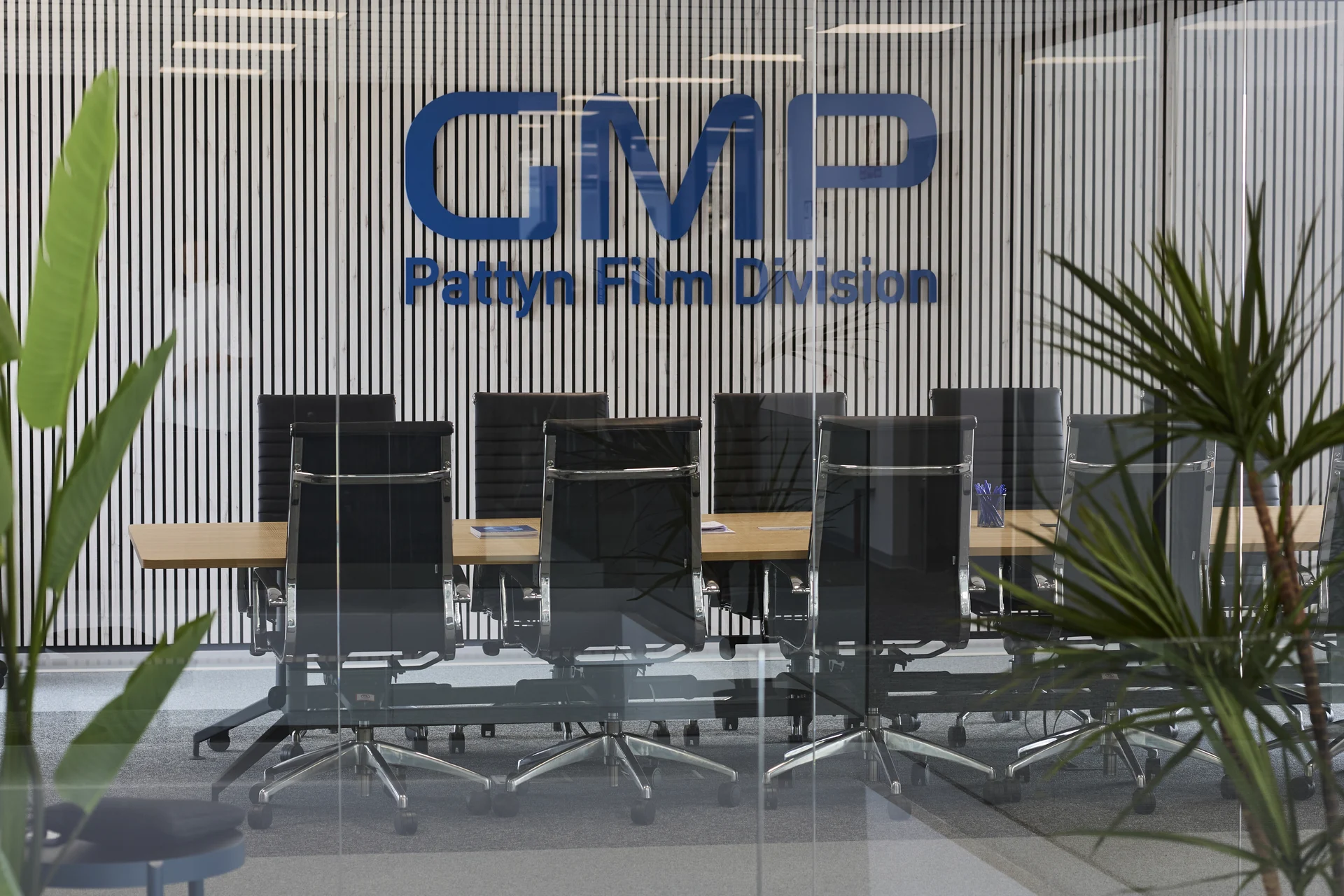 Interiorismo oficinas GMP by Wholecontract