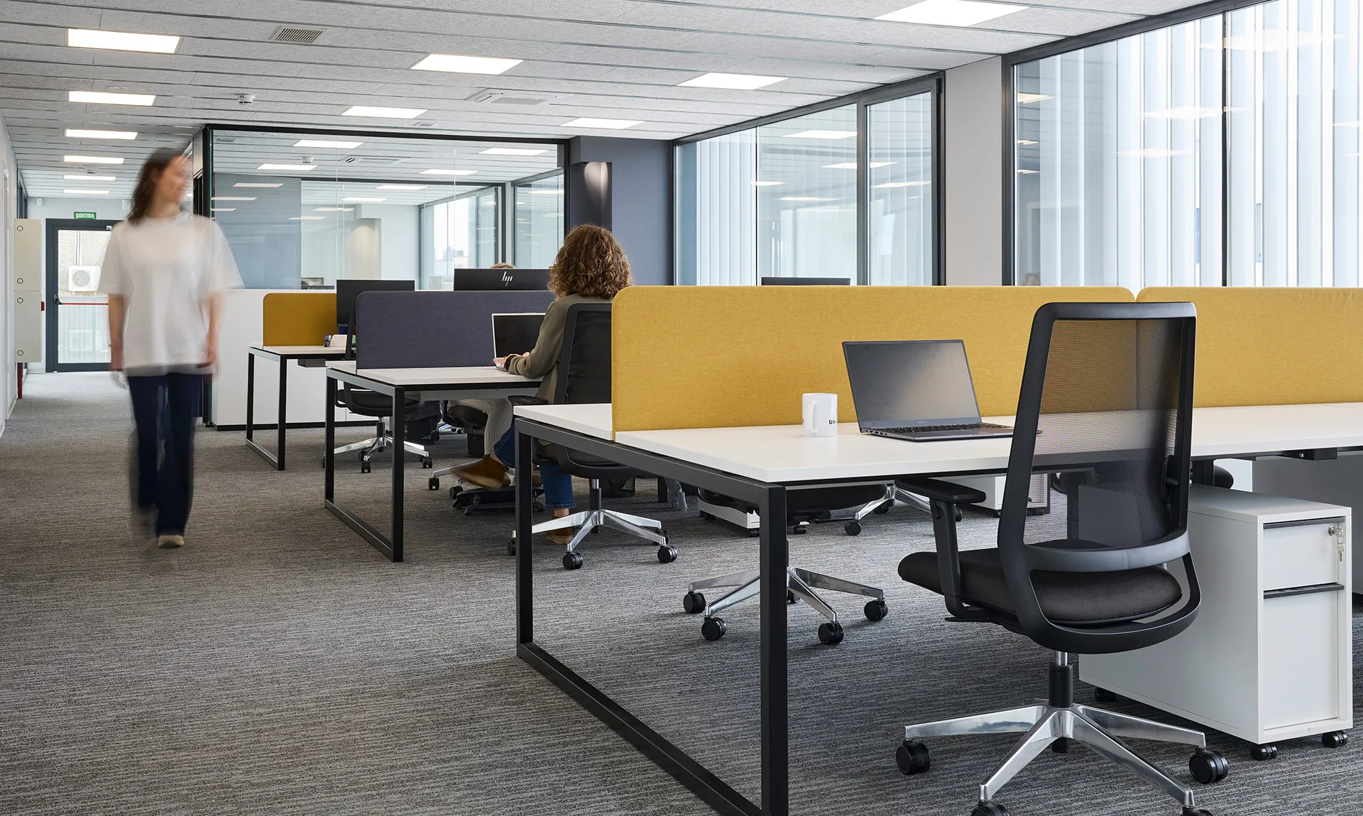 Interiorismo oficinas GMP by Wholecontract