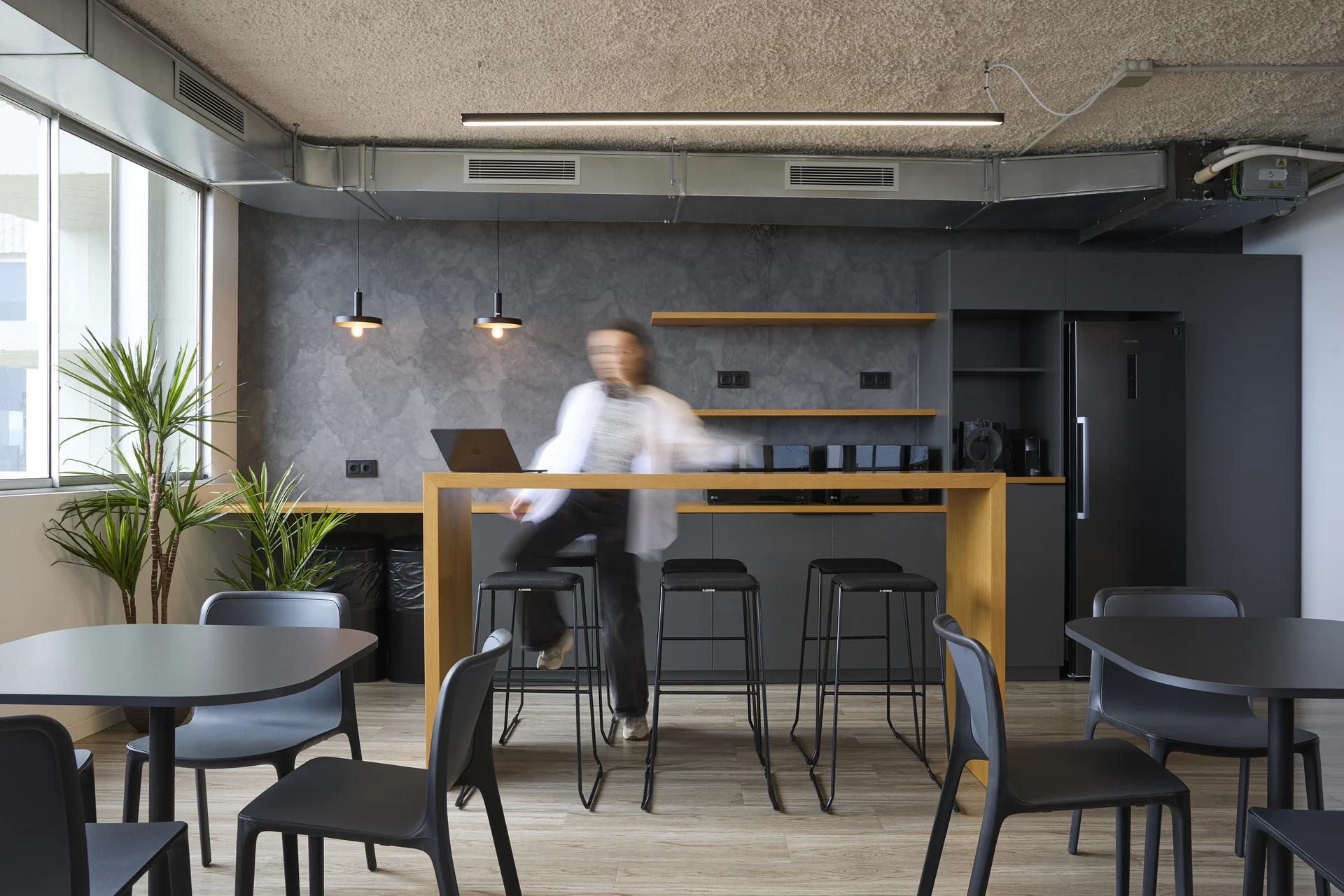 Rehabilitación oficinas Shinko by Wholecontract Diseño oficinas Santa Susanna