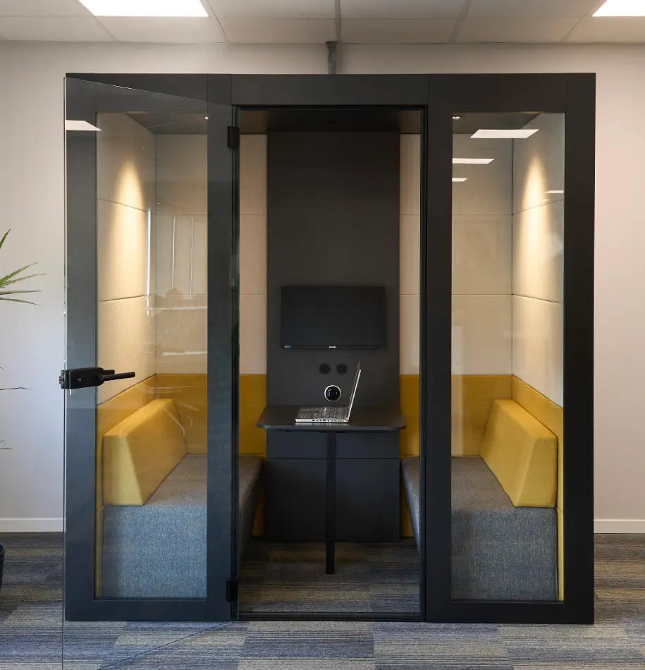 Reforma oficinas Interroll by Wholecontract