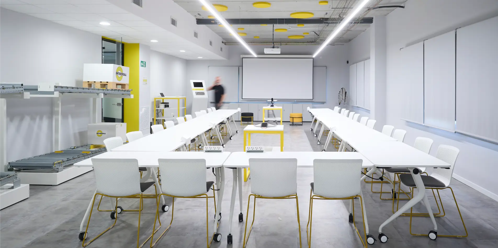 Reforma oficinas Interroll by Wholecontract