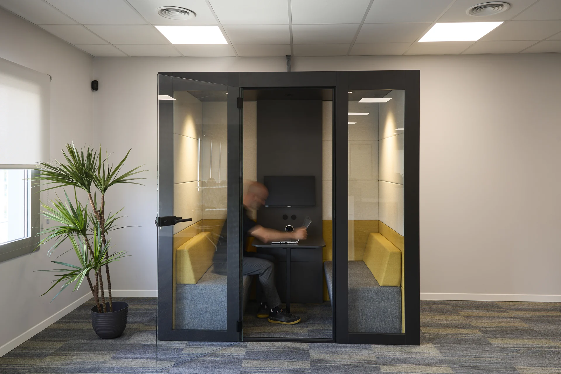 Reforma oficinas Interroll by Wholecontract