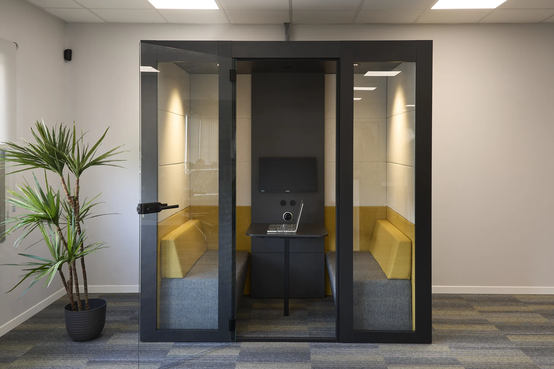 Reforma oficinas Interroll by Wholecontract