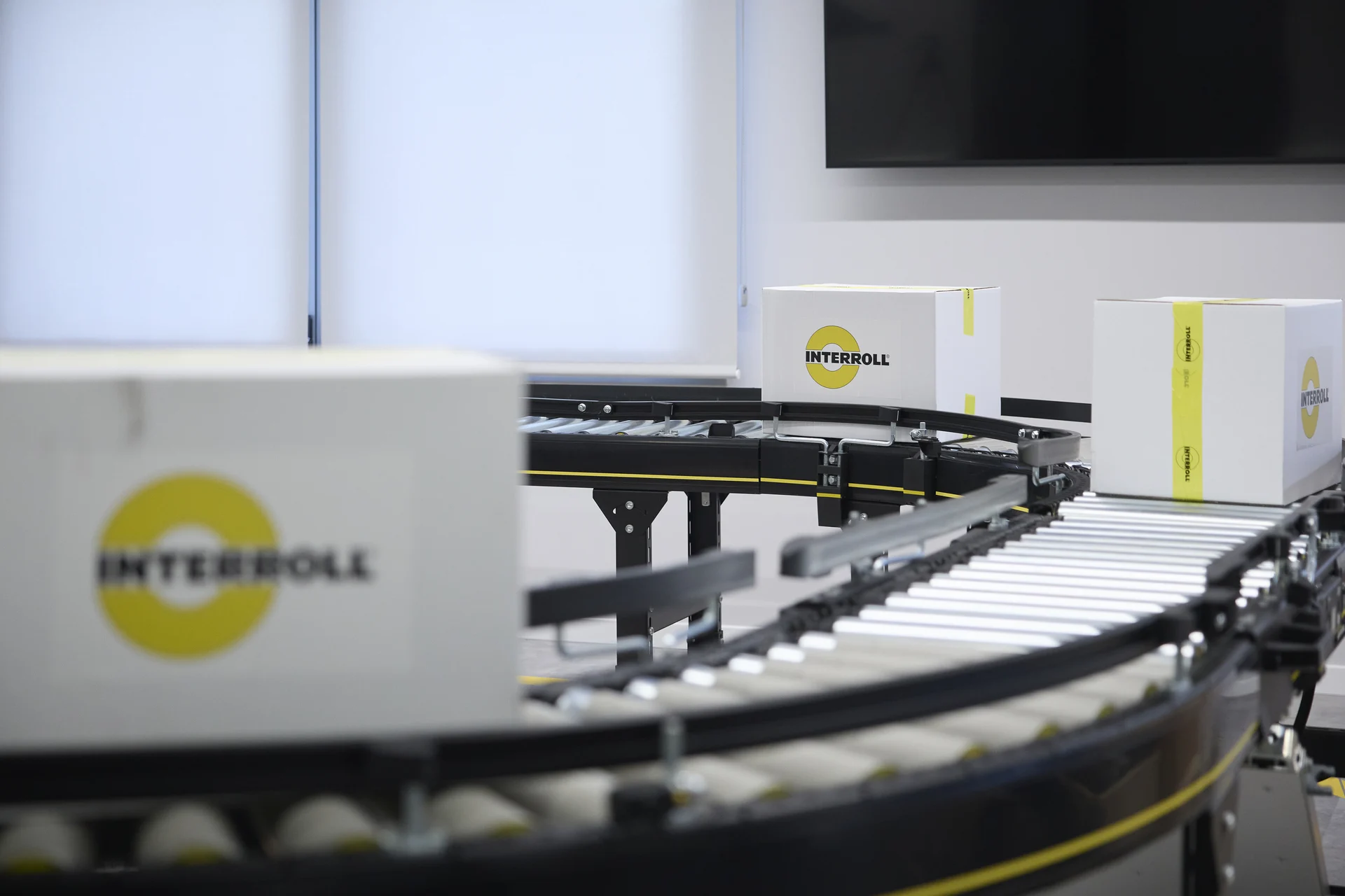 Reforma oficinas Interroll by Wholecontract