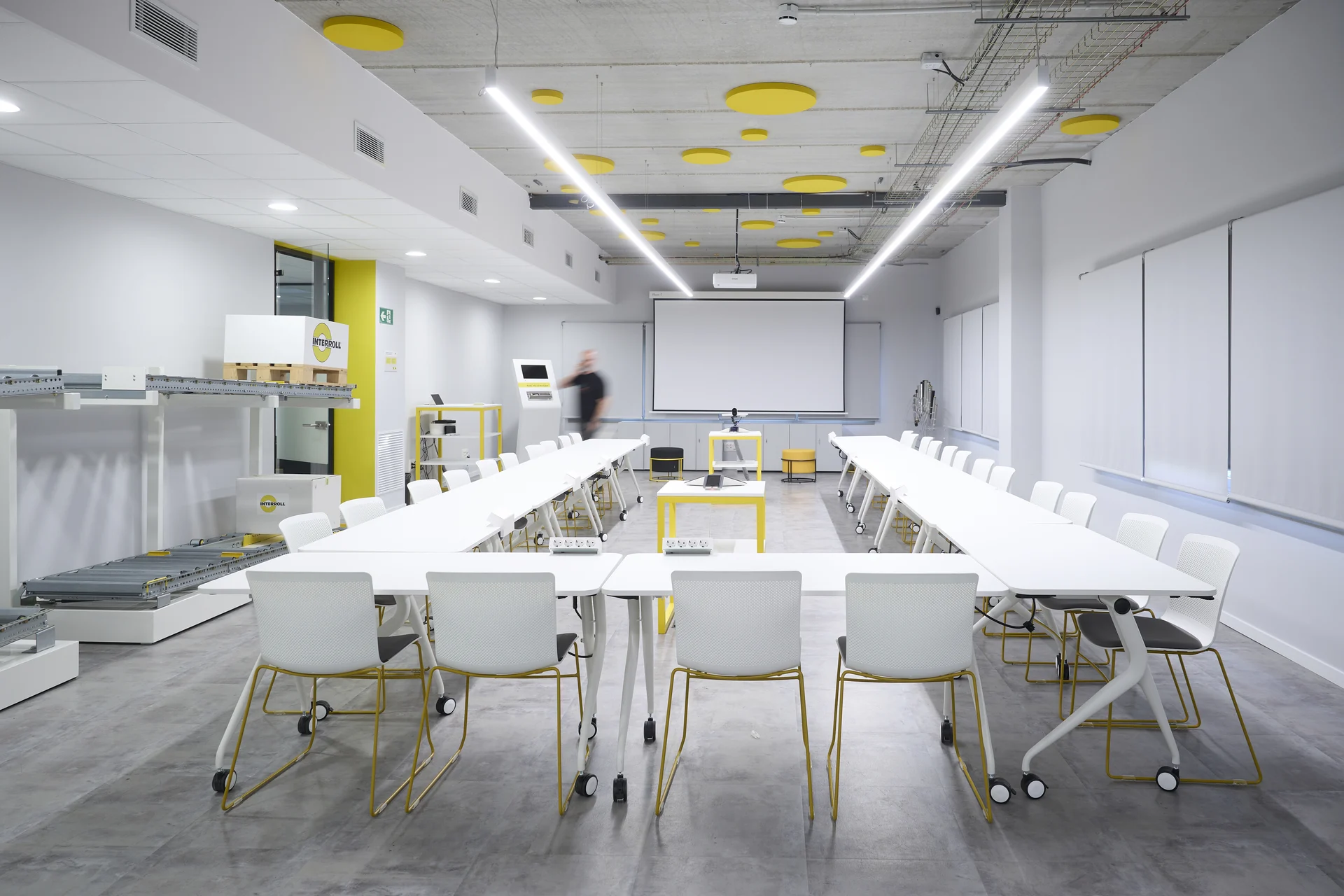 Reforma oficinas Interroll by Wholecontract