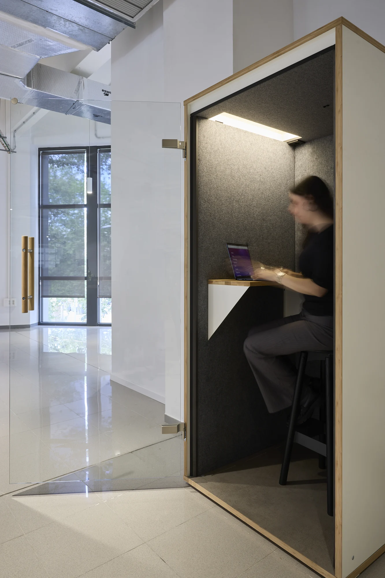 Diseño de oficina Qilimanjaro by Wholecontract Electrificación de puestos de trabajo