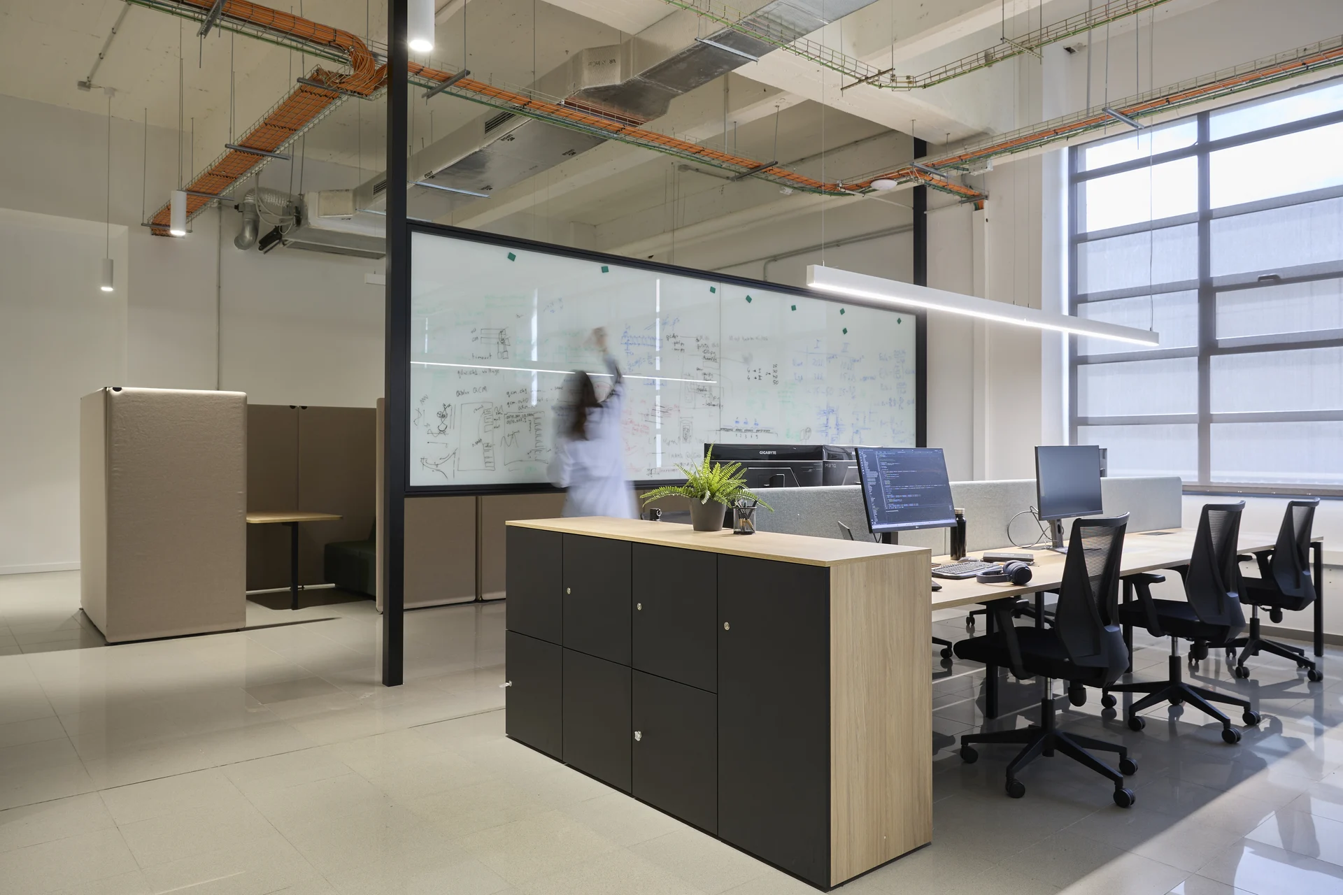 Diseño de oficina Qilimanjaro by Wholecontract Espacios colaborativos