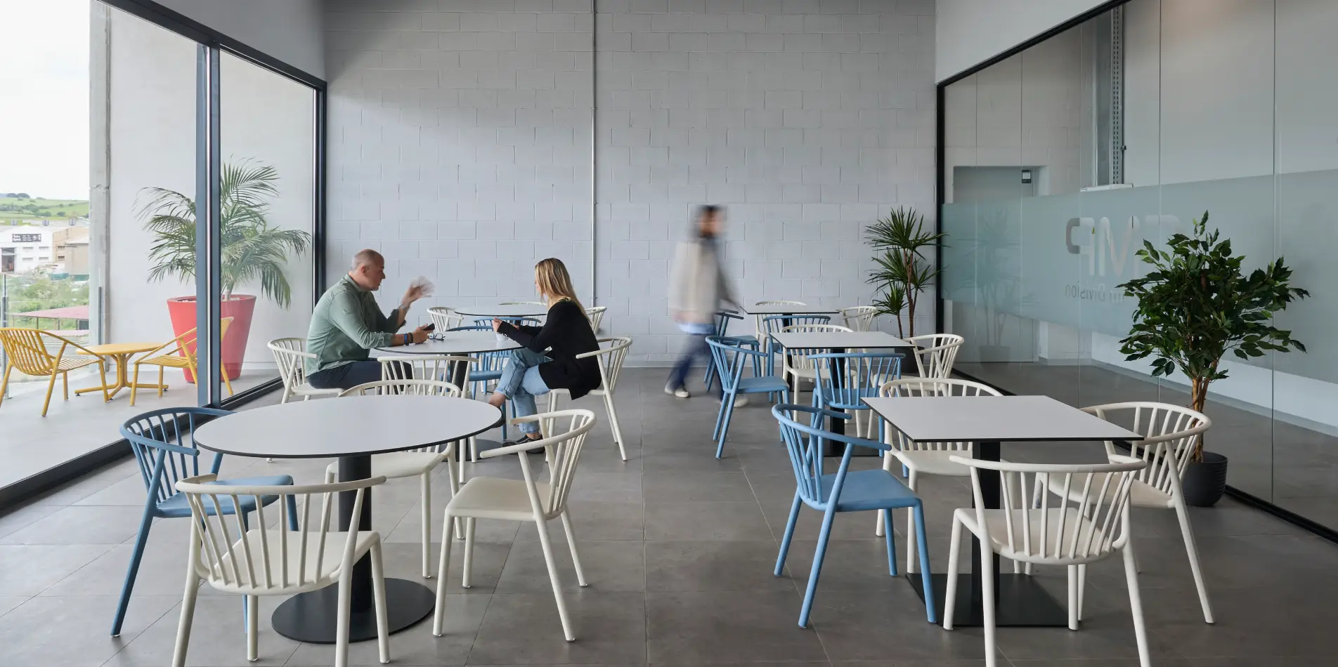 Interiorismo oficinas GMP by Wholecontract