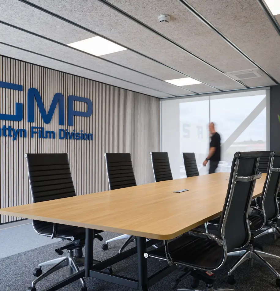 Interiorismo oficinas GMP by Wholecontract