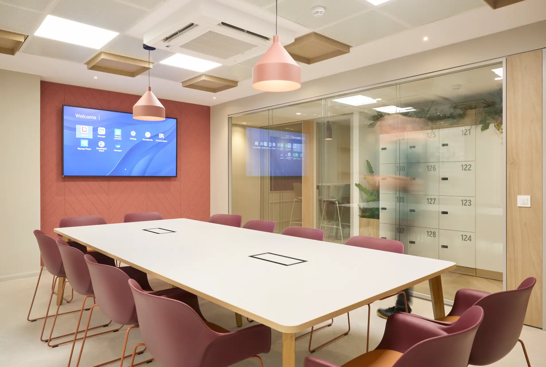 Oficinas modernas y funcionales diseñadas por Wholecontract Oficinas modernas y funcionales diseñadas por Wholecontract